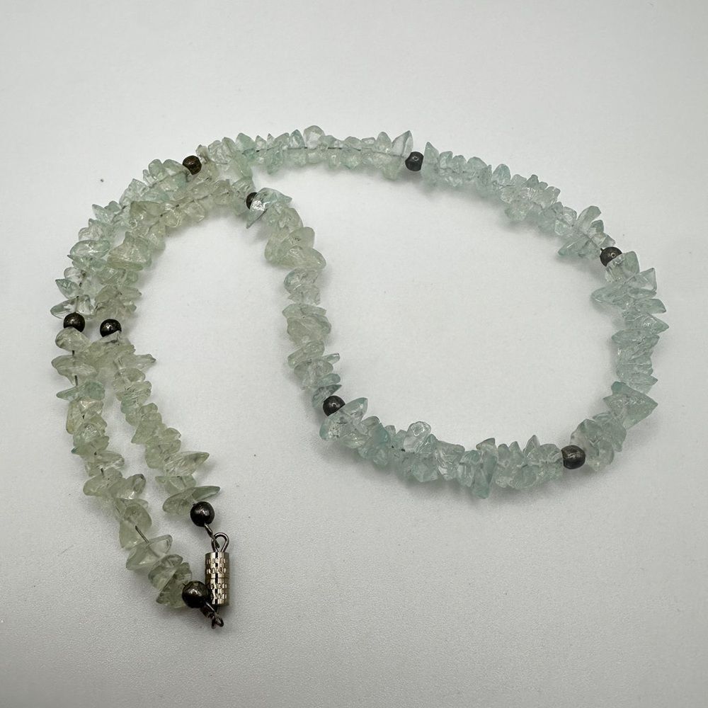 18" fluorite chip necklace with silver toned beads and barrel‎ clasp!